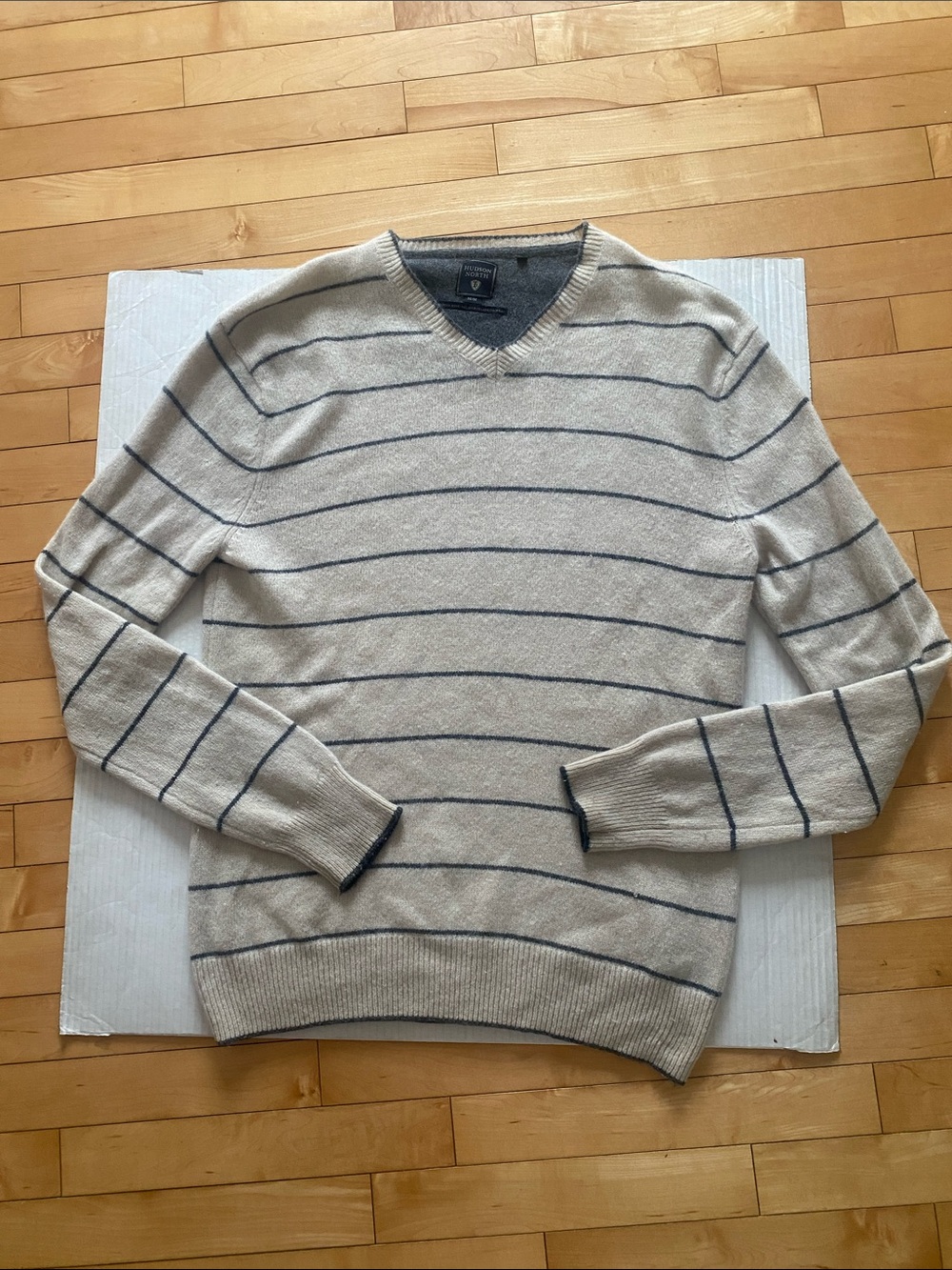 Hudson North lambswool blend Beige V-Neck Sweater w Navy Stripes Size Medium